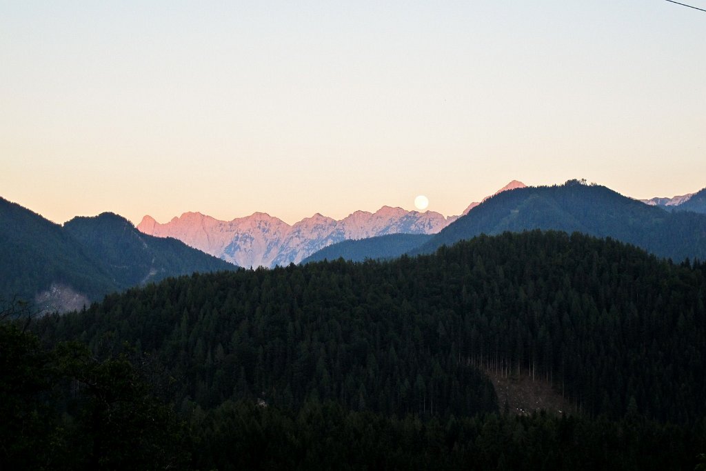 90 am Abend koennen wir einen schoenen Sonnenuntergang mit Mondaufgang geniesen.jpg